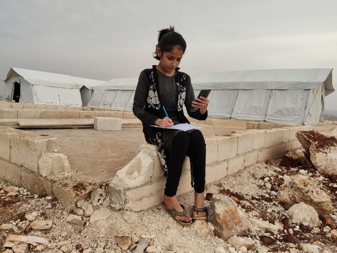 كورونا يقضي على ما تبقى من آمال أطفال مخيمات إدلب في التعليم